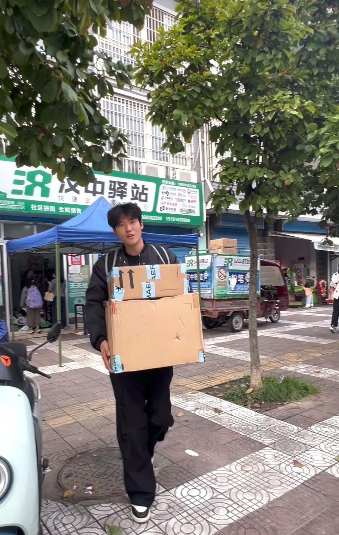 刘先生和母亲收到耐克送的礼物（来源：受访者）