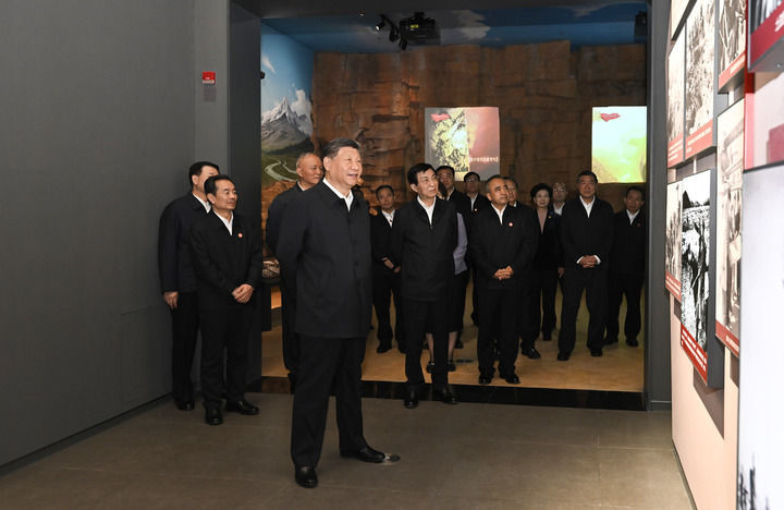 9月24日上午,中共中央总书记、国家主席、中央军委主席习近平在乌鲁木齐文化中心展览馆参观新疆维吾尔自治区成立70周年主题成就展。新华社记者 燕雁 摄