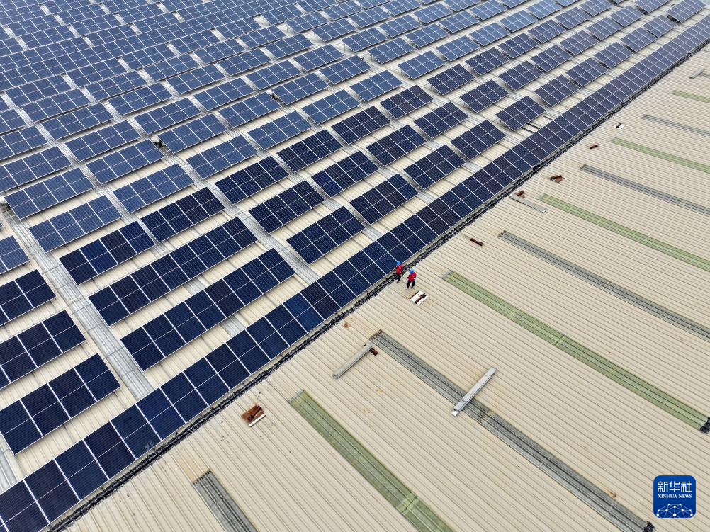 9月24日,国网泊头市供电公司工人在当地一家铸造企业屋顶巡检光伏发电设备。
