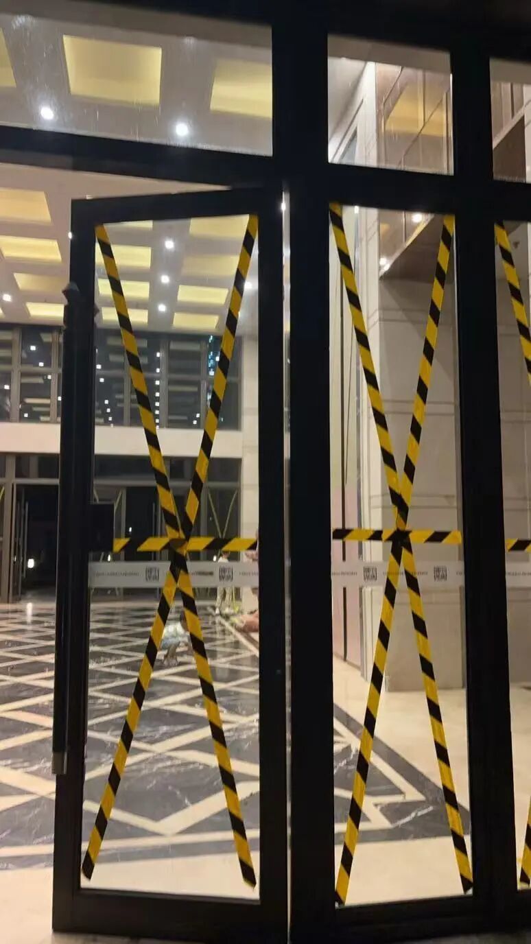 陈向前所居住的小区，物业提前给大堂玻璃贴上了“米字胶带”。