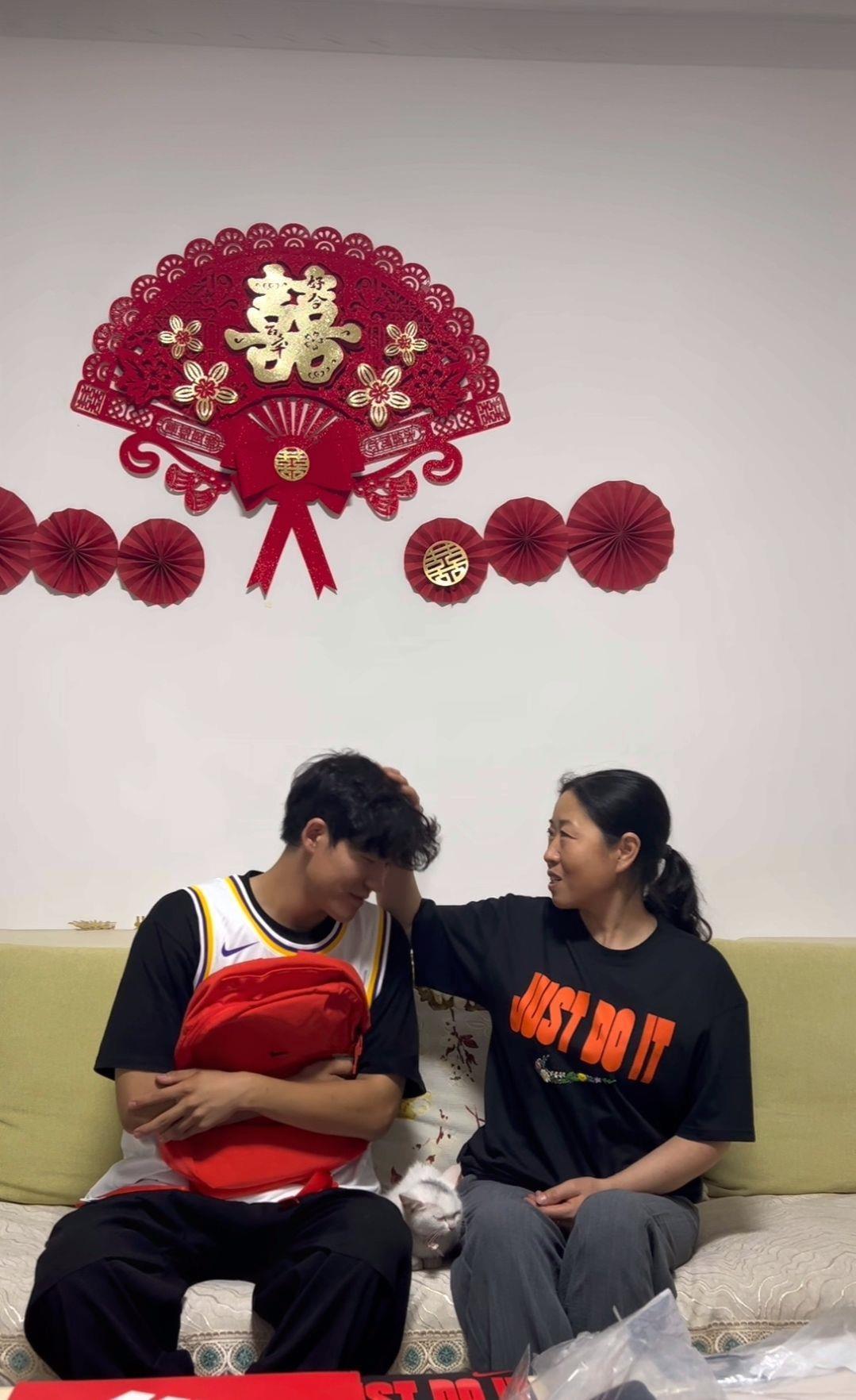 刘先生和母亲收到耐克送的礼物（来源：受访者）