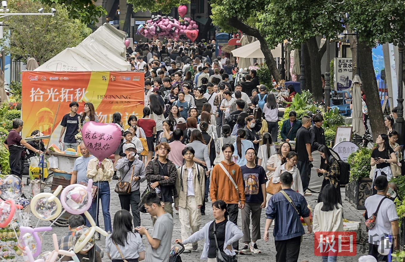 历史风貌街区游客如潮