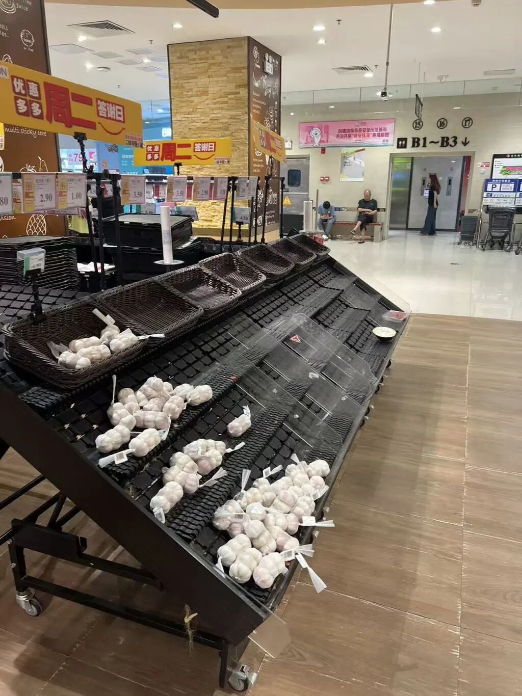 9月22日下班后，张青（化名）去超市采购，发现货架上物品已所剩无几。本文图片均为 受访者 供图