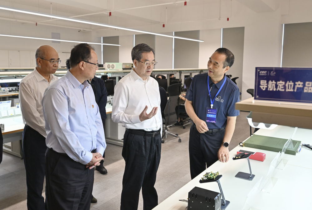 9月23日，中共中央政治局常委、国务院副总理丁薛祥在湖南调研。这是丁薛祥在湖南中电星河电子有限公司调研。新华社记者 殷博古 摄