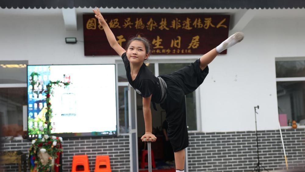 9月5日，杂技艺人在于金生杂技小院内表演。受访者供图