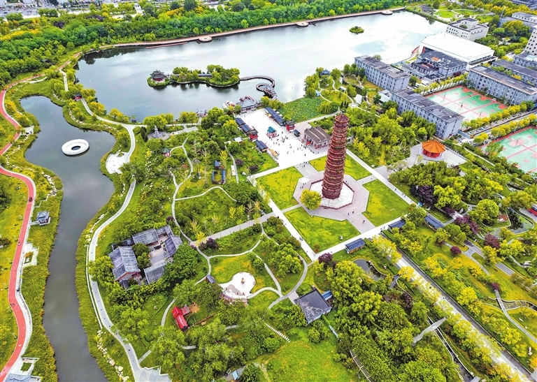 9月19日,在开封市铁塔公园内,祐国寺塔巍峨矗立。游人穿梭其间,或漫步赏景,或拍照留念,在历史与自然交融的景致里,寻得一份悠然惬意。