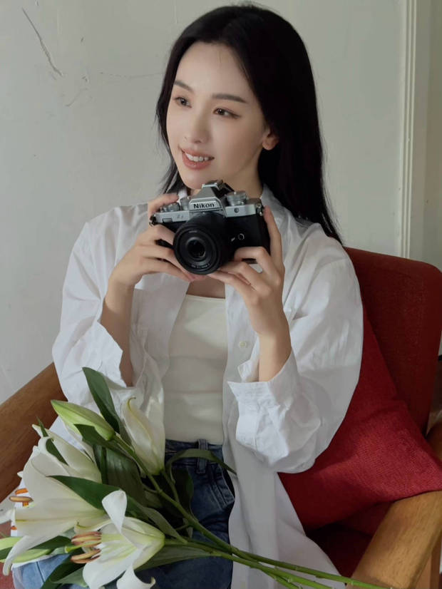 陈都灵笑容灿烂，可爱迷人。