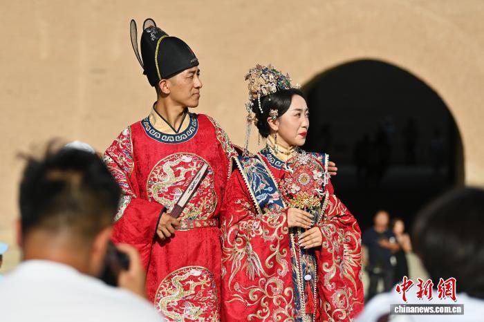 9月23日，甘肃省嘉峪关市嘉峪关关城文物景区内，游人进行旅拍。中新社记者　李亚龙　摄