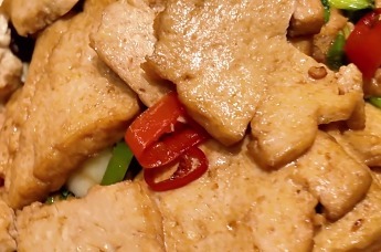 “就像是在品味栾川的山水和文化” 小姐姐被栾川豆腐宴深深折服