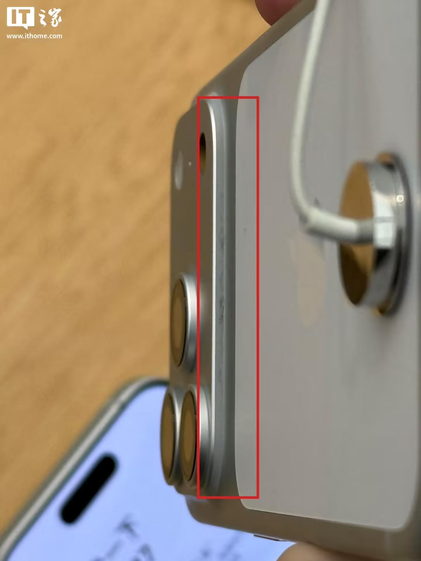 ▲ IT之家线下实拍 iPhone 17 Pro 相机模组附近划痕