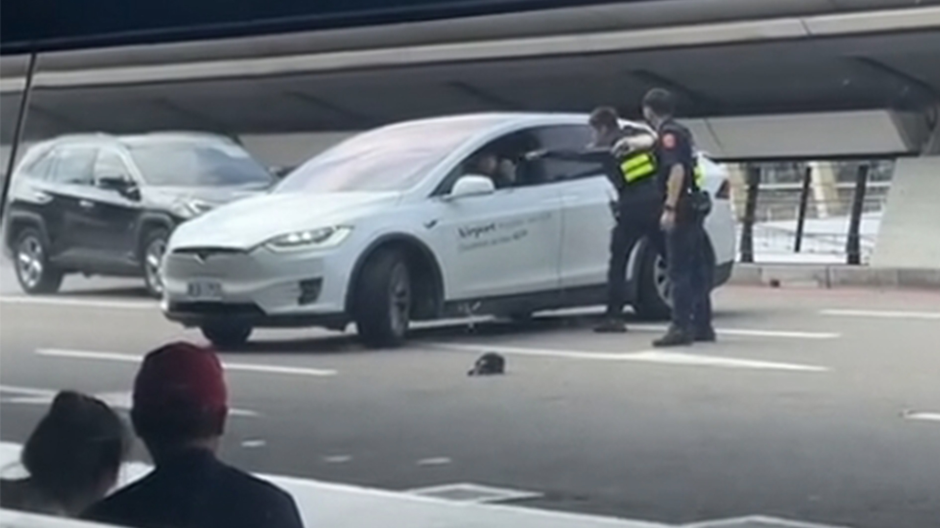 台湾一男子违规揽客且拒检，还驾车冲撞警察试图逃逸，警方连开八枪拦截，车内一名香港乘客摔落受伤