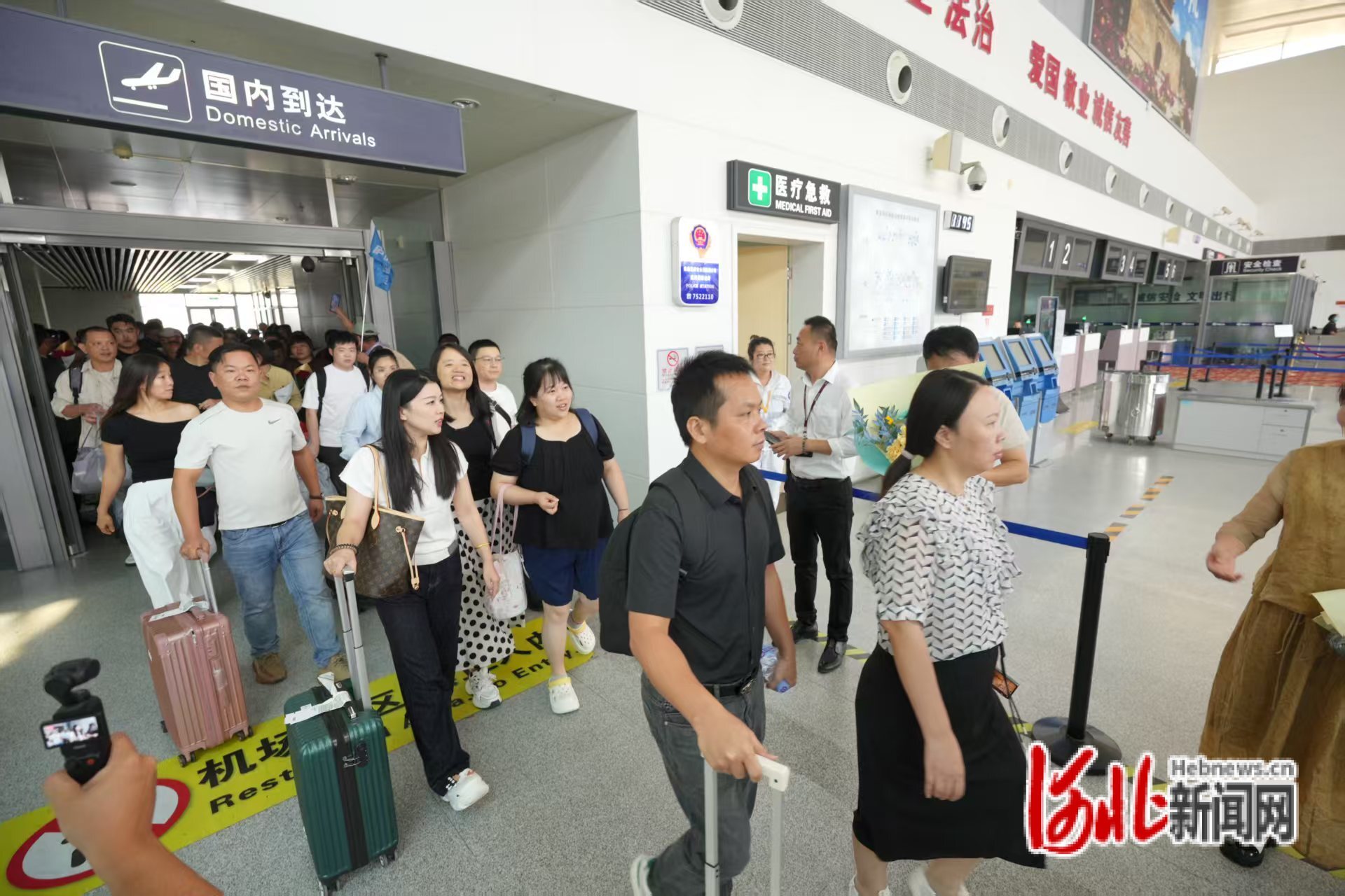 秦皇岛市与庐山市虽相隔千里，却都有着源远流长的历史文化、钟灵毓秀的自然风光和浪漫而治愈的独特魅力。庐山以其“庐山天下悠” 的自然风光、承载千年的历史文化底蕴闻名，经典爱情电影《庐山恋》更为其增添浪漫色彩。秦皇岛，凭借得天独厚的海、山、城、关、鲜等多元资源，文旅魅力独具一格。