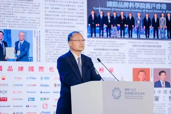 全國政協(xié)常委、香港中華總商會會長、香港新華集團(tuán)主席蔡冠深