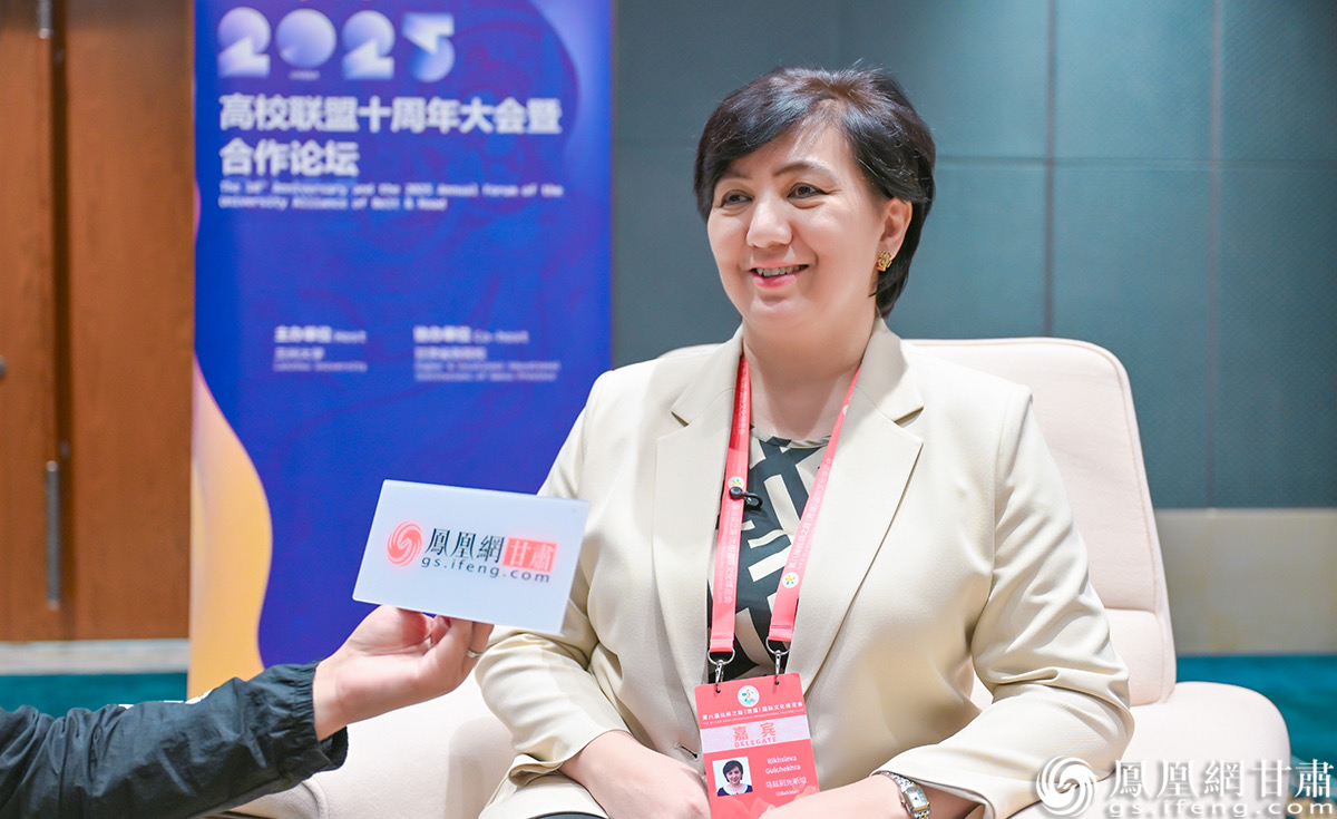 古丽切赫拉·里赫西耶娃接受凤凰网专访时说,希望增加交换生数量深化国际教育合作。