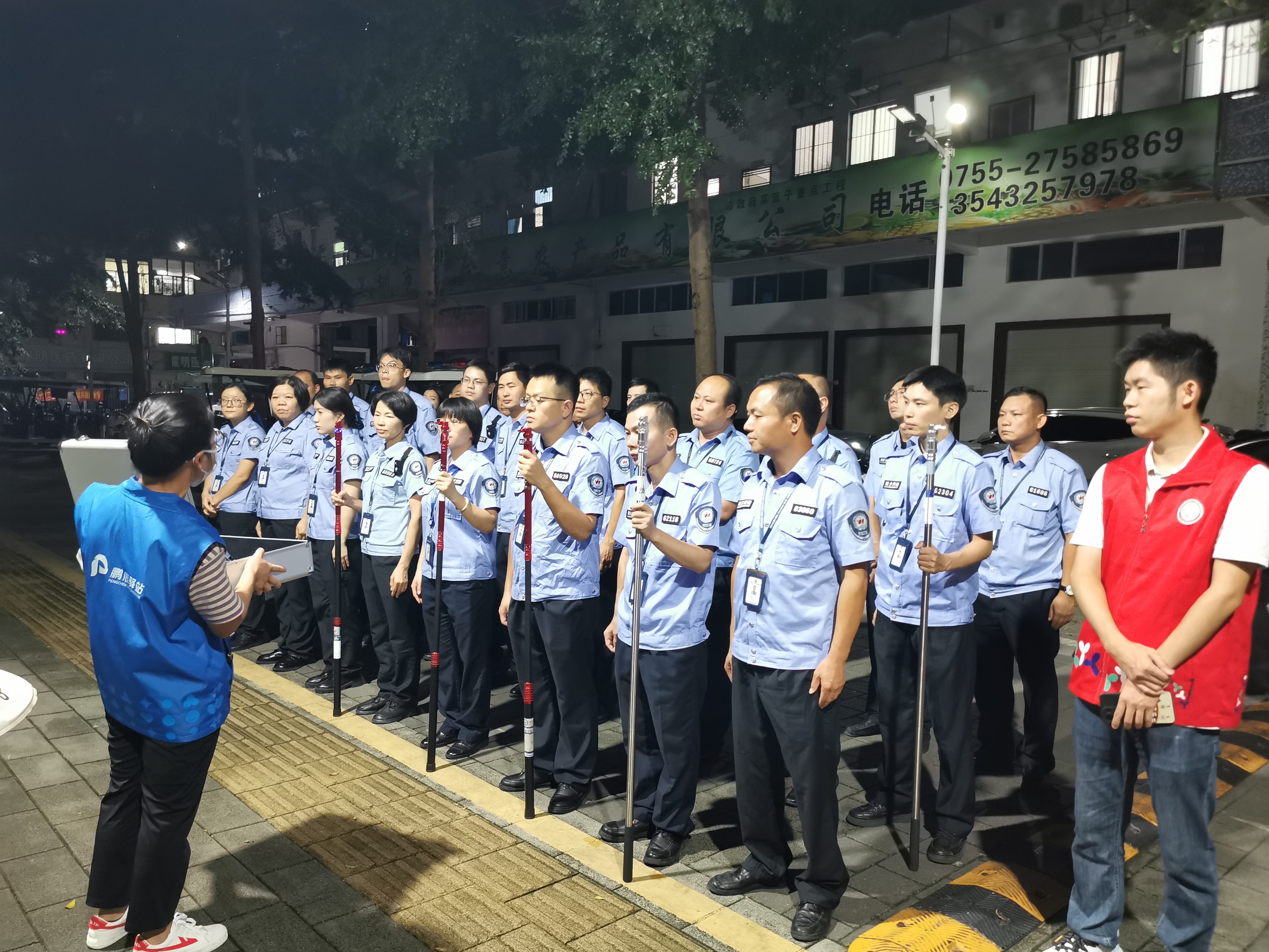 禁毒宣传入户 筑牢家庭“防毒墙”