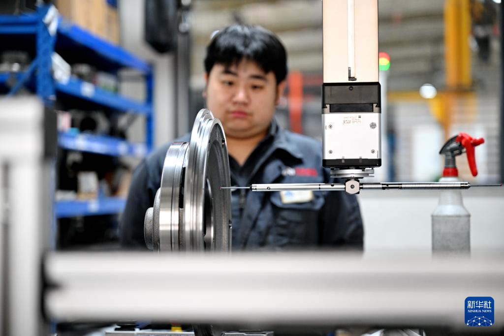 9月24日,泊头市亚奇铸业有限公司工人在产品检测室内工作。