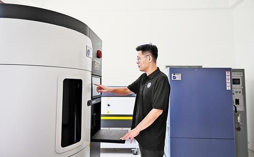 9月1日,河北省汽配橡塑制品质量检验检测中心技术人员正在检测汽车橡胶的耐老化性能。 本报记者赵永辉摄