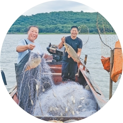 黑龙江饶河县，渔民在展示渔获。