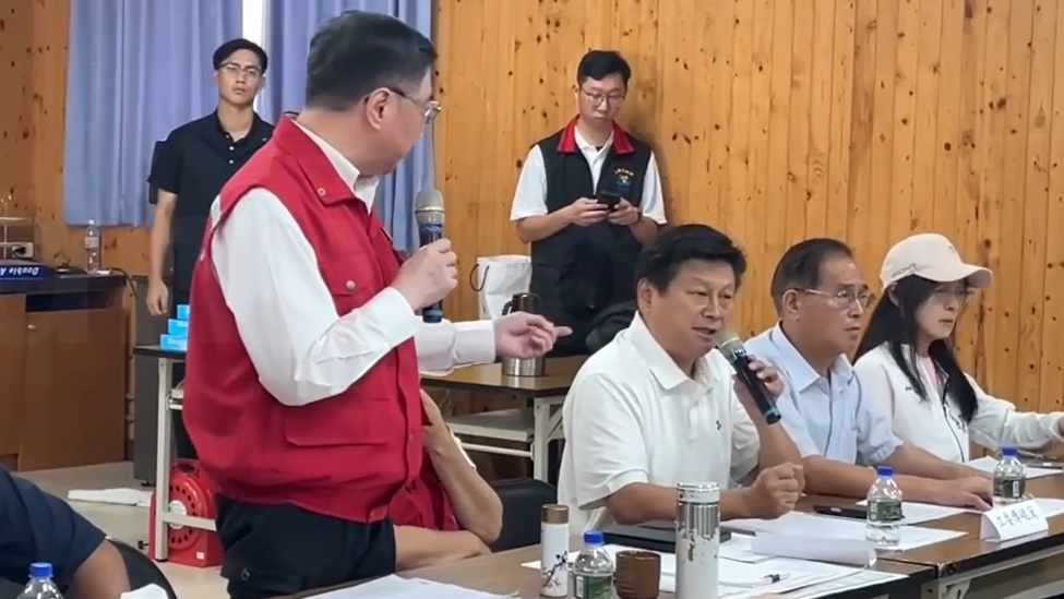 与“蓝委”在花莲救灾现场起冲突，台“行政院长”愤而离开