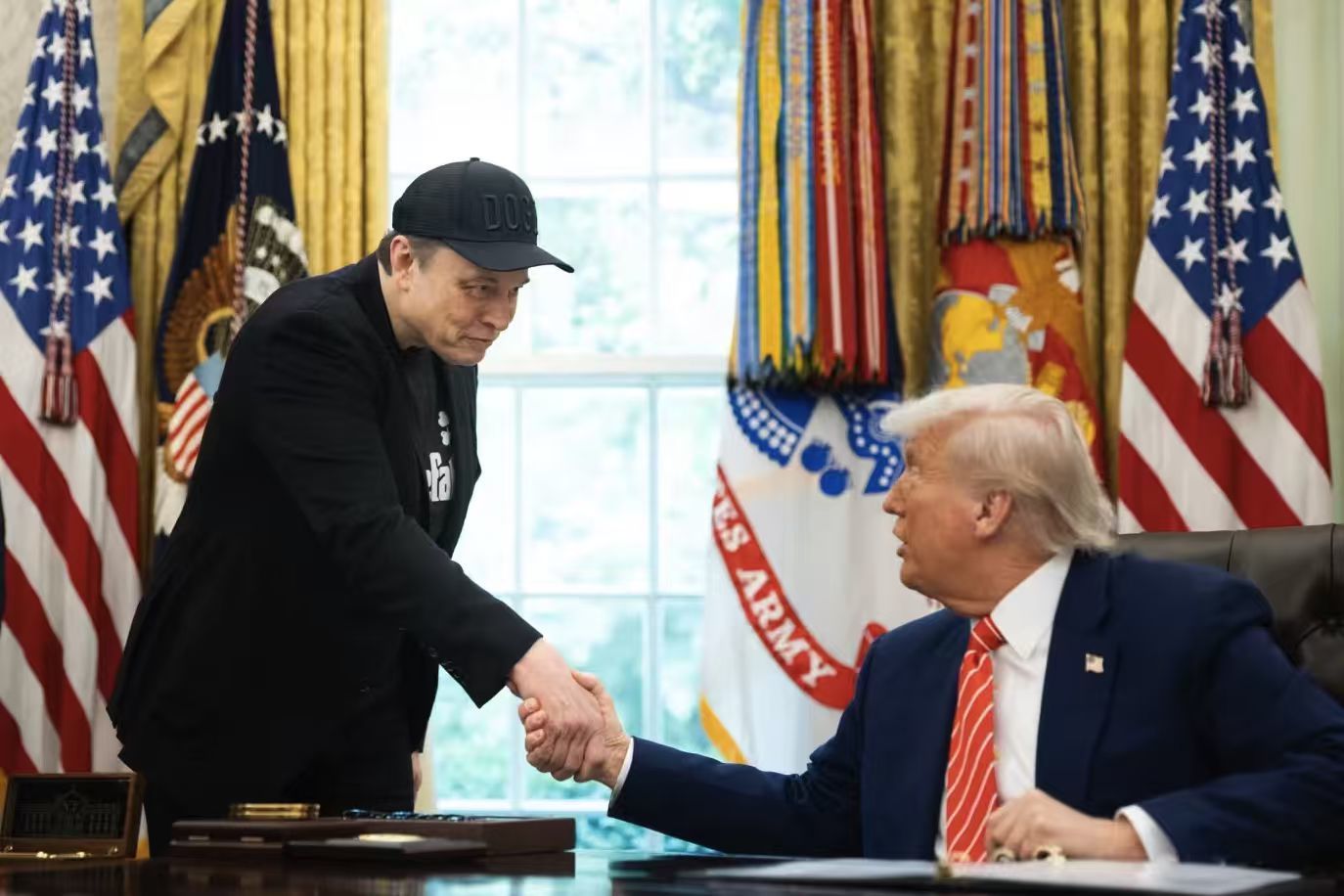 金融时报:扎克伯格、奥特曼精心策划靠近特朗普 被视为墙头草