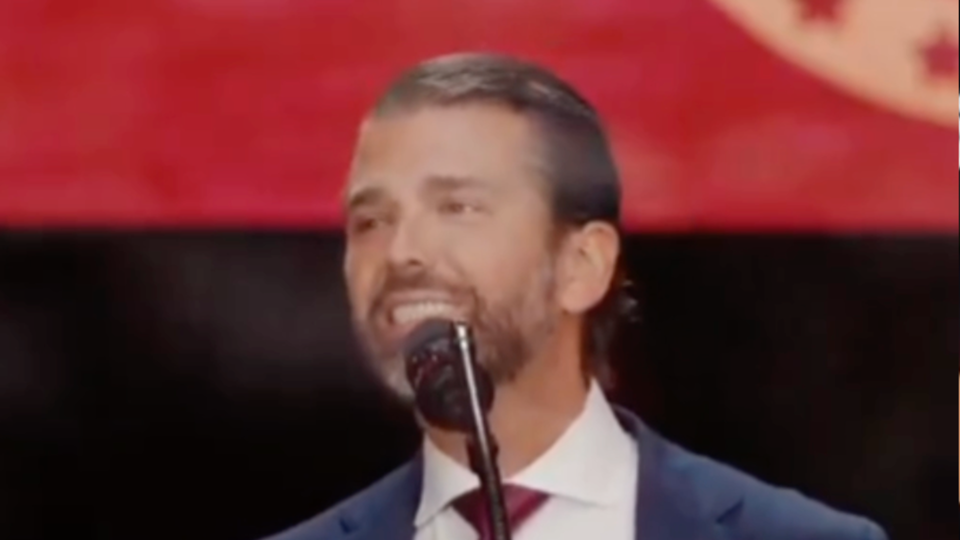 小特朗普精辟模仿他爸，引发全场哄堂大笑