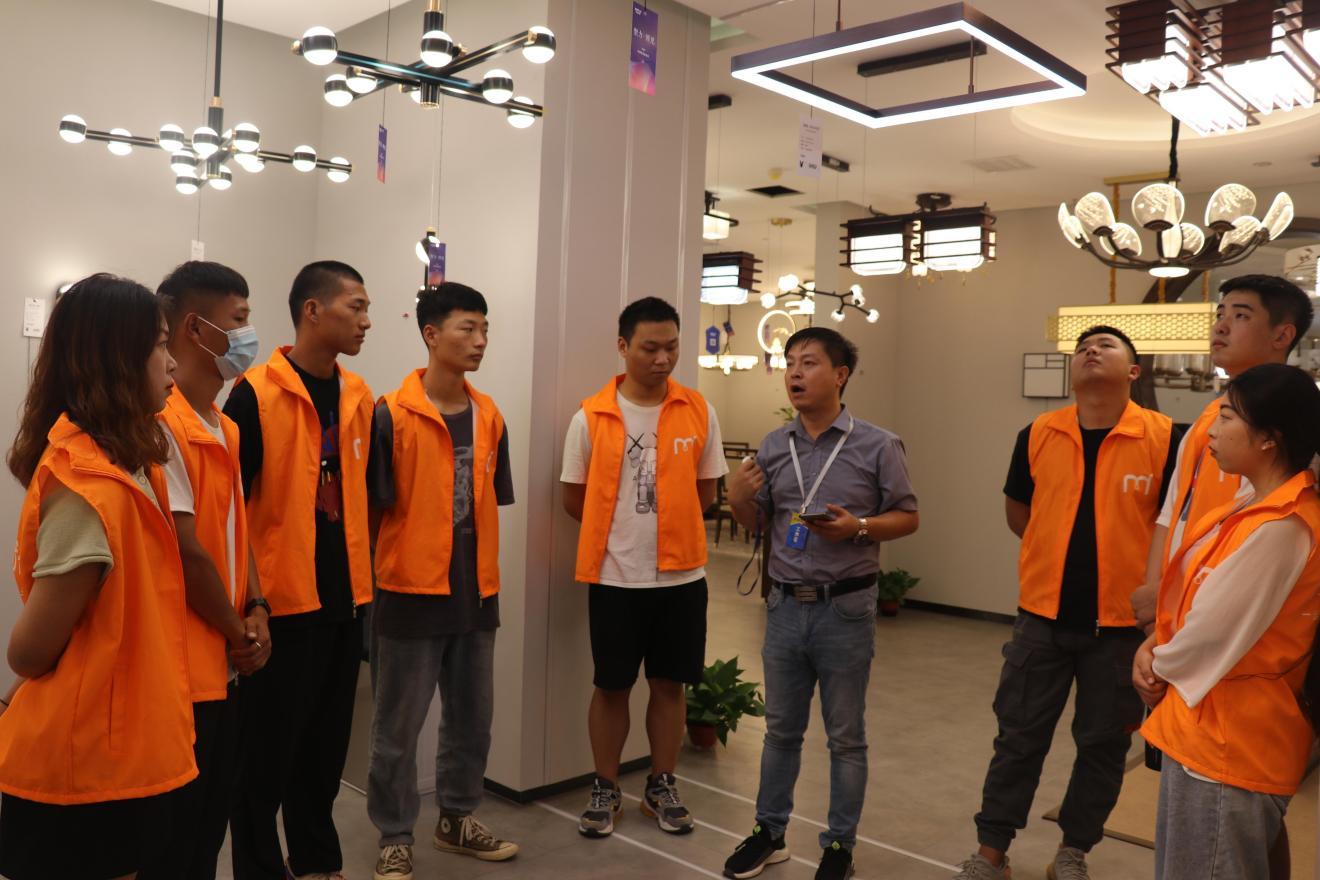 学生在华丰“线场课堂”上课