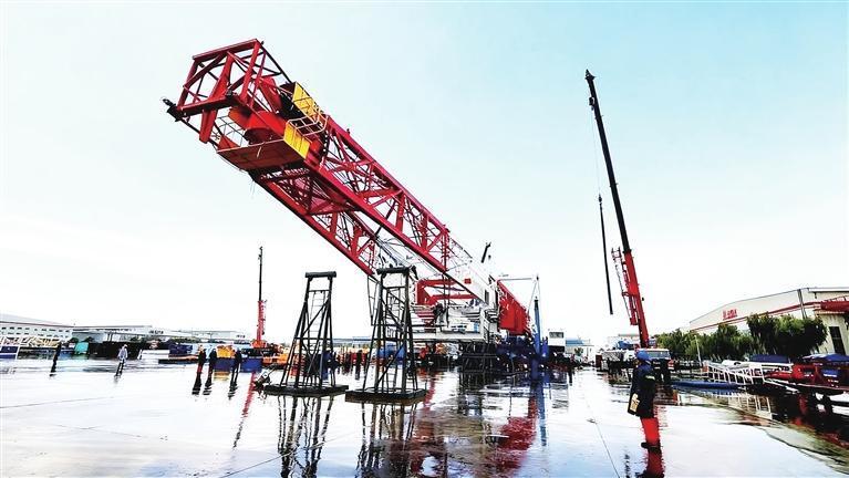 兰石装备公司承制的ZJ70D钻机进行起升调试 兰州新区报记者 霍鸿宇 摄