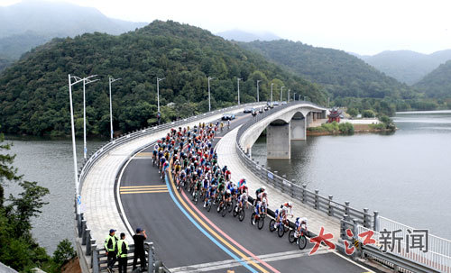 车手们围绕仙女湖广场骑行。