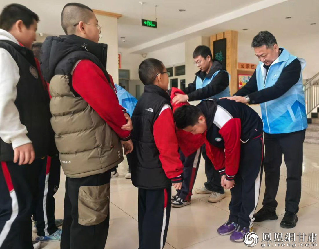 甘肃省中医院副院长赵军(右一)带领“小白杨”公益行动团队为青少年学生进行脊柱侧弯初筛检查 甘肃省中医院供图