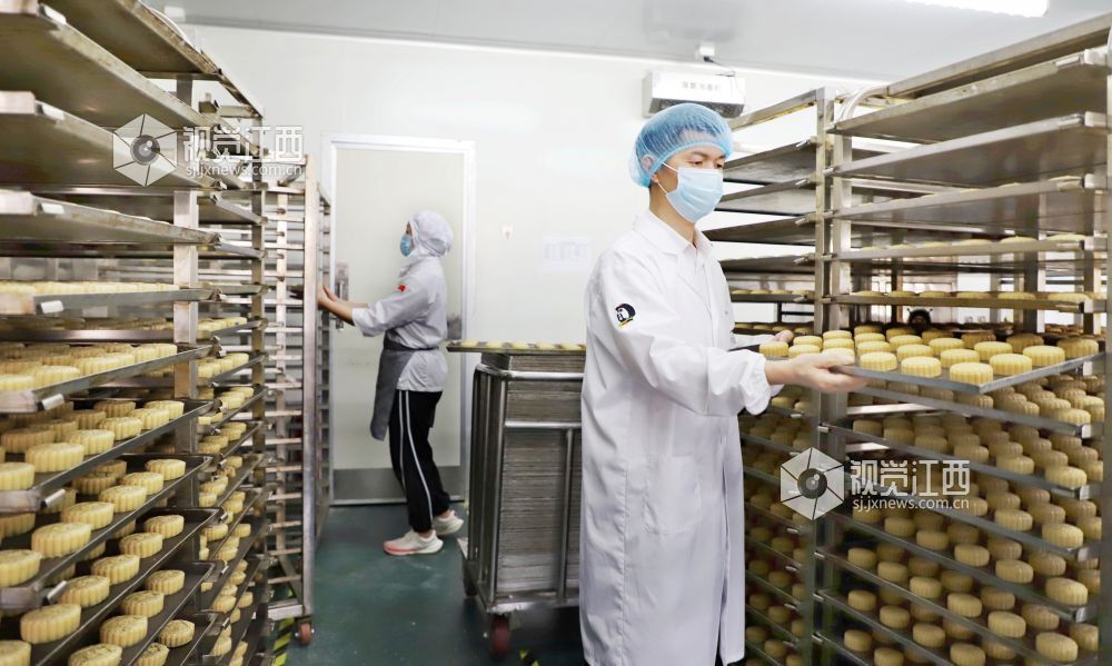 9月23日，在江西省新余市渝水区一家食品生产企业车间，工人在制作中秋月饼。