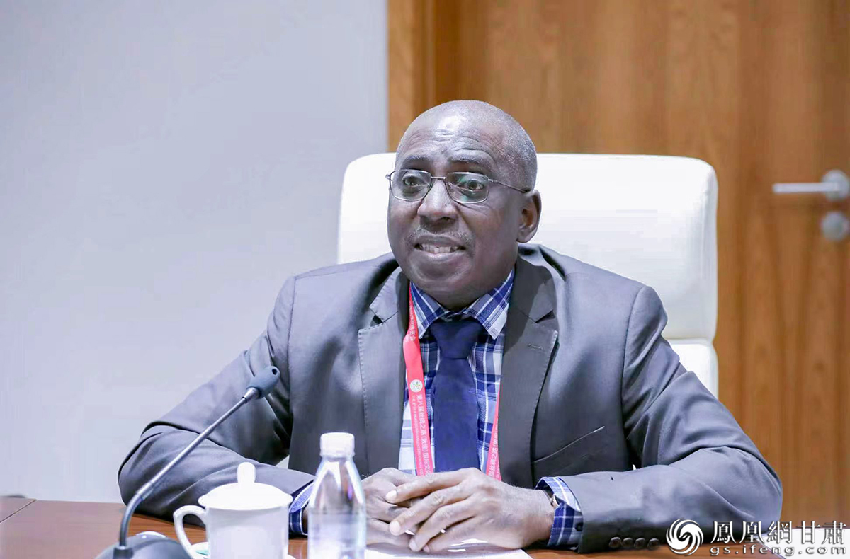 尼日利亚联邦农业大学校长廷德·科宏德表达了对兰州大学旱作雨养农业技术的浓厚兴趣　兰州大学党委宣传部供图