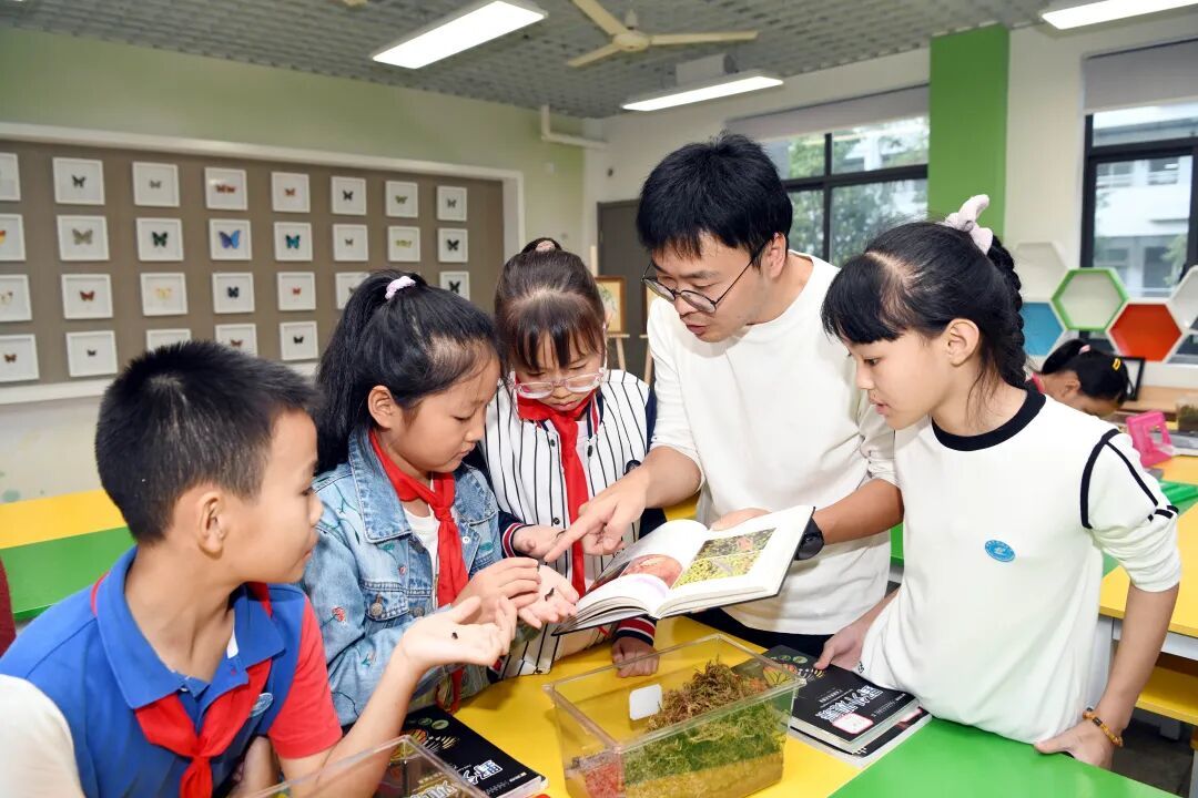 胡金波和学生们分享萤火虫知识