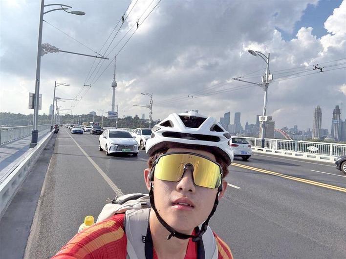 费腾骑行在武汉长江大桥 通讯员供图