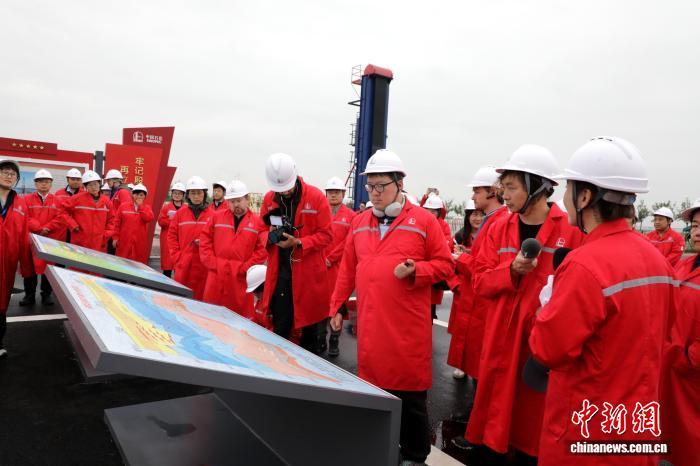 9月19日,国务院新闻办公室组织的“外媒看中国”系列主题采访活动的第四场走进了黄河入海口山东东营。图为,中外记者在胜利油田莱113碳捕集利用与封存(CCUS)项目现场采访。 李欣 摄