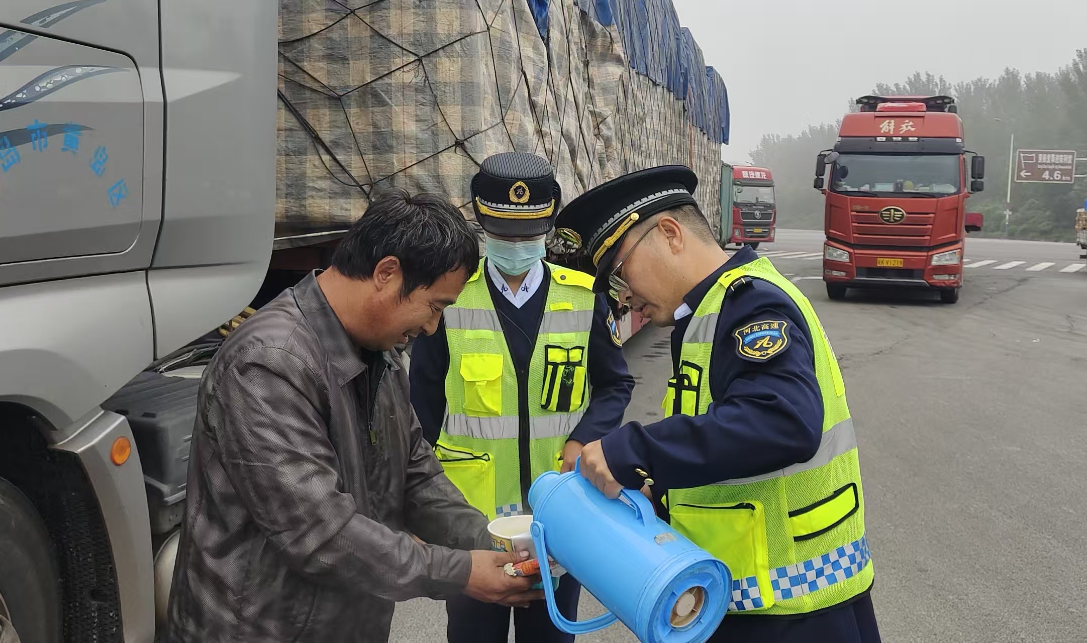 河北高速集团青银分公司新河收费站：封路不堵心，服务暖旅途