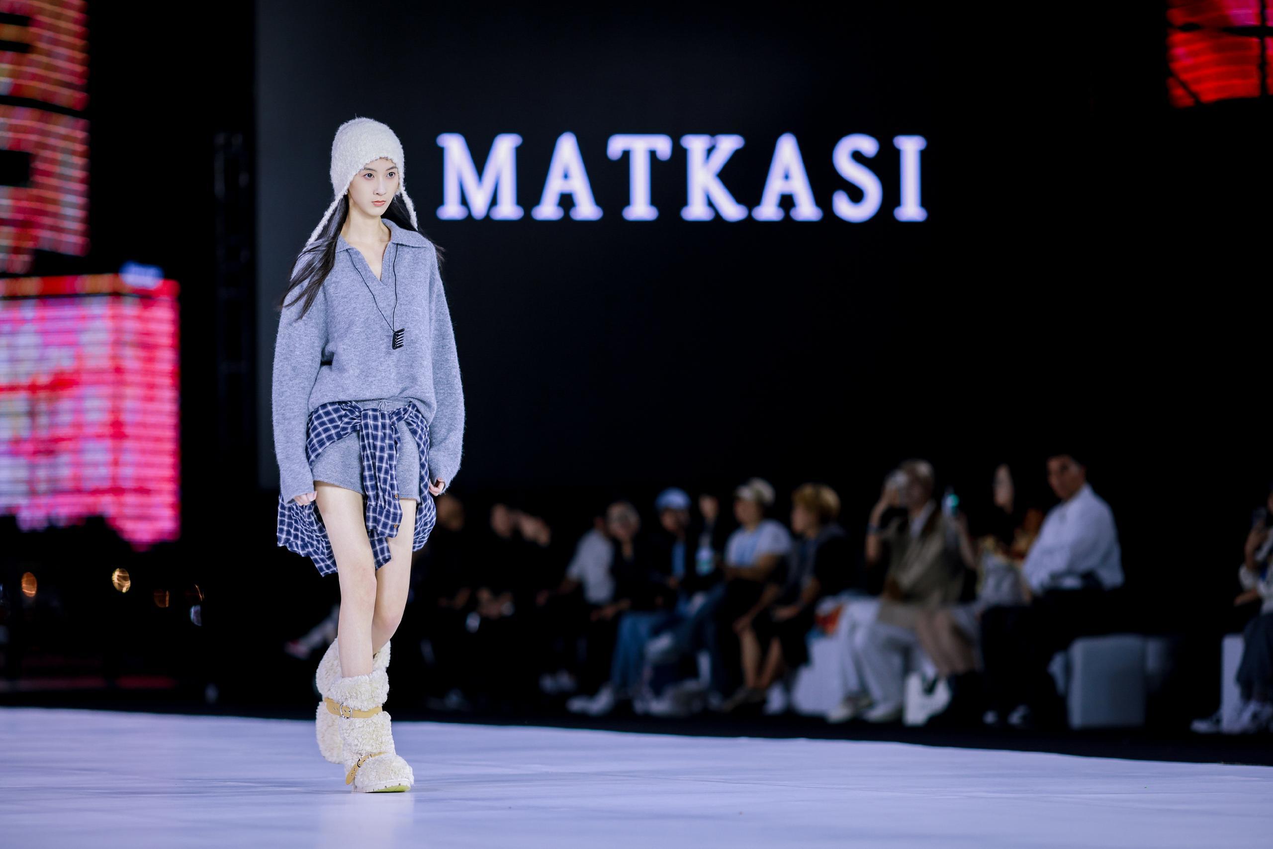 2025青岛国际时装周上演压轴大秀：Matkasi“觉醒乐章 Metanoia”，以衣为媒唤醒生活本真