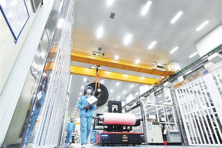 甘肃海亮新材生产车间里智能物流车运送成品铜箔卷