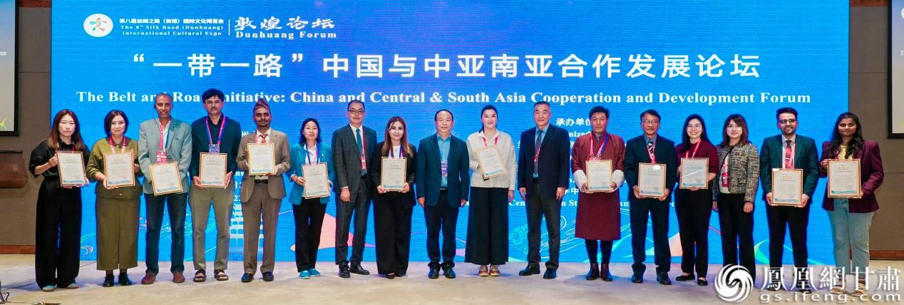 兰州大学向“一带一路”绿色发展国际交流与实地案例分享工作坊结业者颁发证书　马敏军　摄