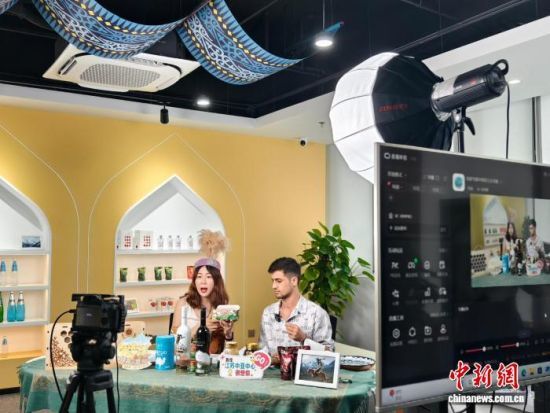 丝路电商直播。中新网记者 徐珊珊 摄