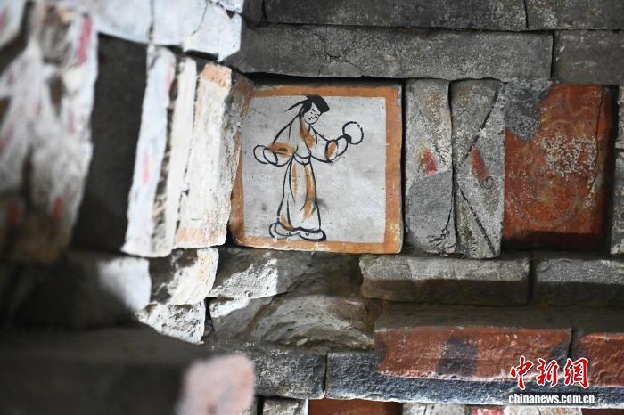 9月24日,位于甘肃省嘉峪关市的嘉峪关新城魏晋墓群六号墓内呈现的《侍女图》画像砖。中新社记者 李亚龙 摄