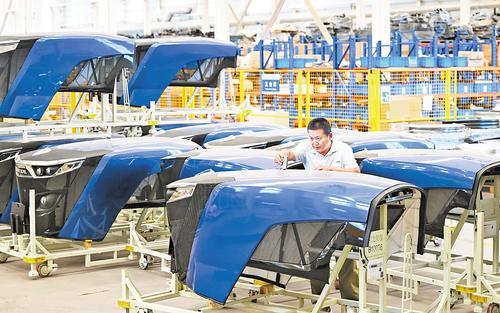 9月4日,位于威县常庄镇的河北昊能汽车配件科技有限公司技术人员在检测农机配件漆面。 本报记者赵永辉摄