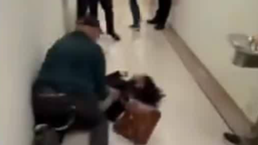 美移民官员推倒女子视频疯传，引发众怒