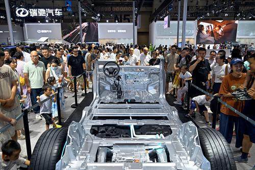 9月5日，重庆悦来国际博览中心，观众在智博会上观看新能源汽车车身结构。当日开幕的2025世界智能产业博览会上，新能源汽车成为专业观众和市民关注的焦点。记者 张春晓 摄
