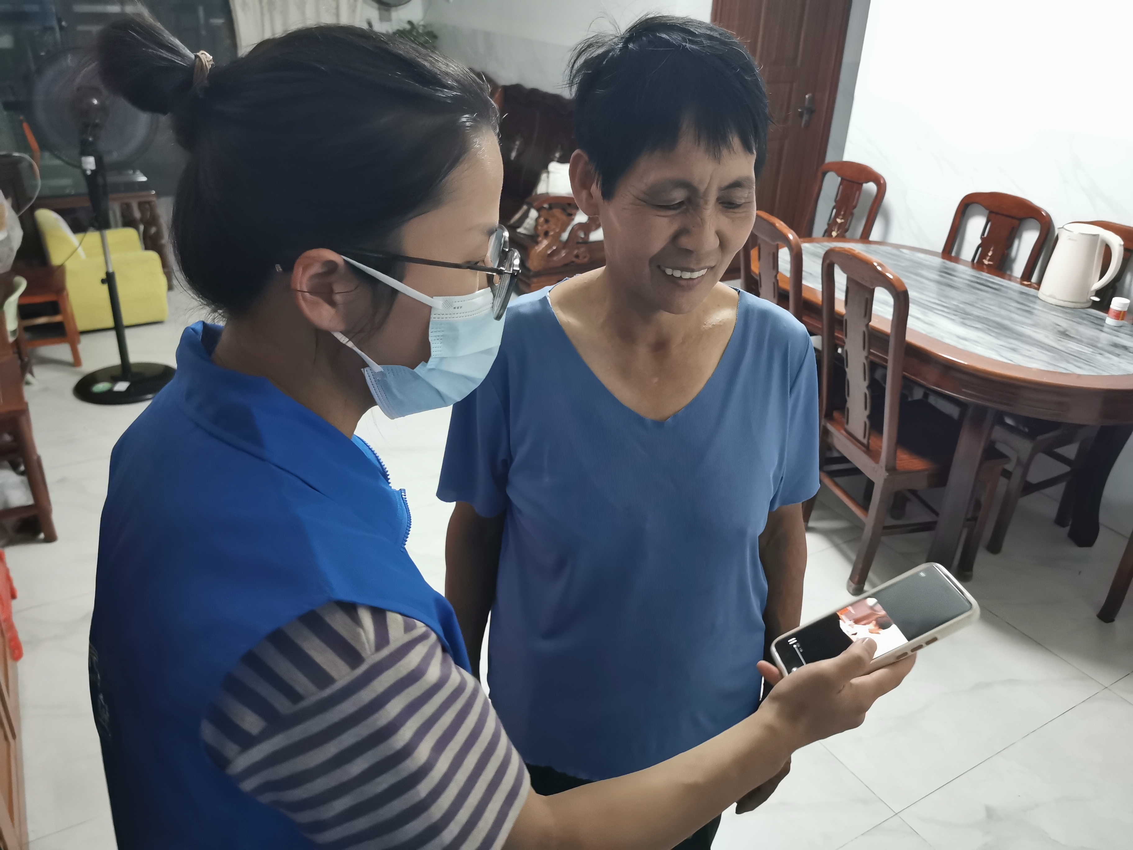 禁毒宣传入户 筑牢家庭“防毒墙”