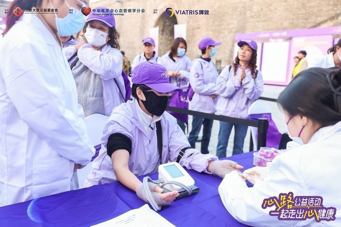 医护人员在“心路公益活动”现场为市民提供身体基础检测服务