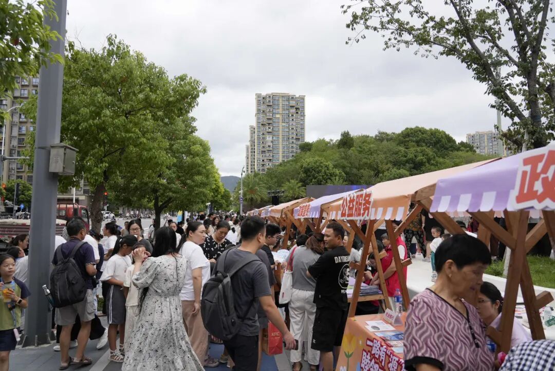 集市人頭攢動