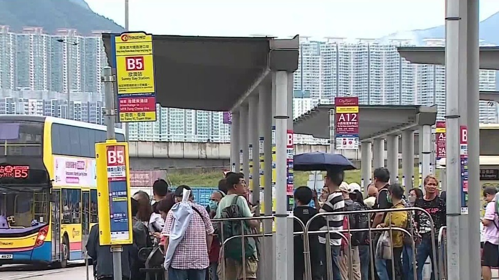 台风过后香港市面复常，交通大致顺畅