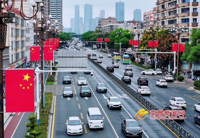 “双节”临近，文物游、考古游、博物馆游、工业旅游火爆出圈记者昨日在阳明路看到，道路两侧升挂了国旗，为即将到来的国庆佳节营造出喜庆、祥和的节日氛围。（洪观新闻记者 喻云亮 摄）