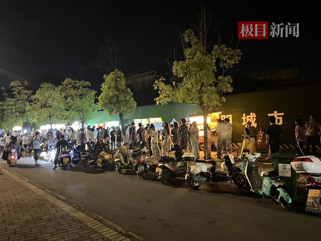 鸡排嫂摊位前很多顾客排队