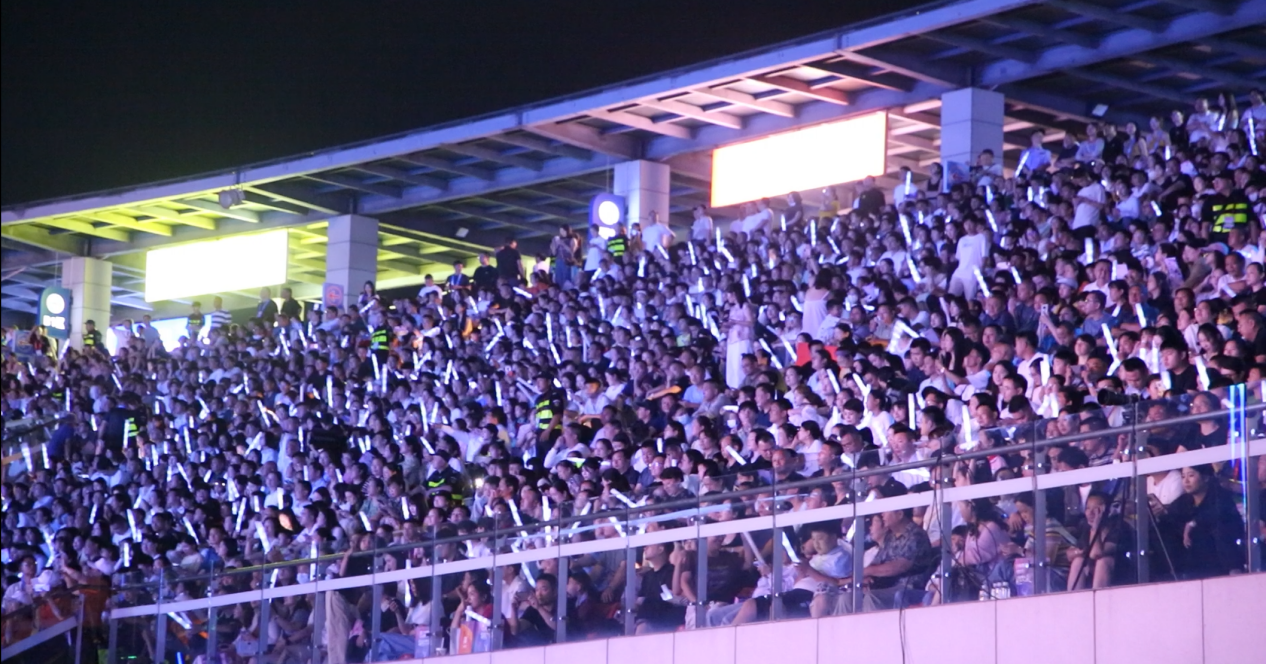 当晚的上栗县花炮文化博览园内人山人海,观众席上座无虚席(谭兴浩 摄)